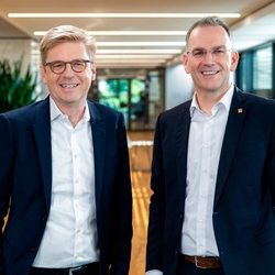 Mats Gökstorp, CEO de SICK AG y Peter Selders, CEO del Grupo Endress+Hauser.